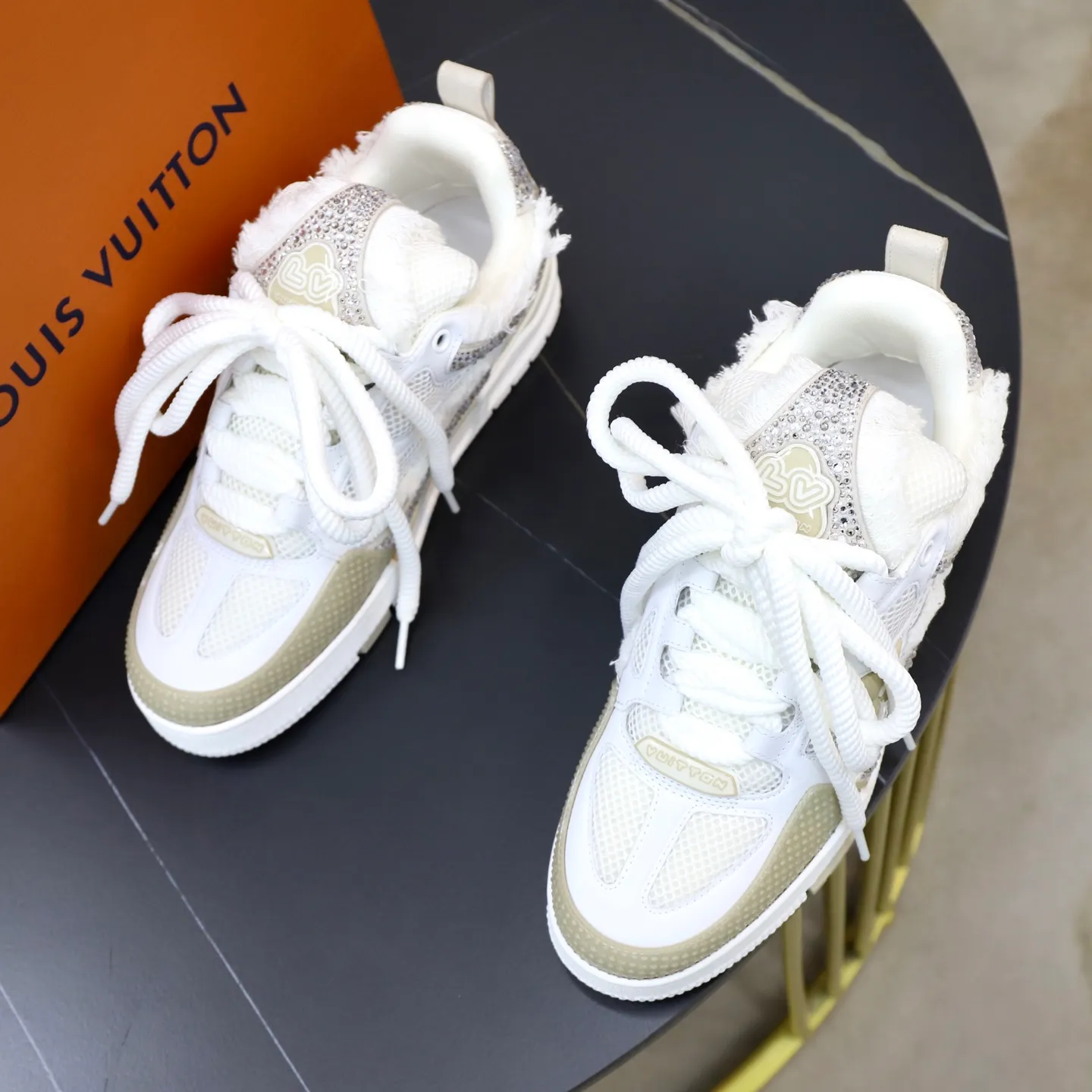 Ex-factory price: 860💰LV Couple👫Louis Vuitton TRAINER sneakers classic Louis Vuitton men's artistic director Virgil Abloh picked inspiration to create this LV Trainer sneaker. Yingze crystal inlays present a colorful effect. VS can be matched with two gorgeous effect colors. The LV letter logo badge on the tongue is gorgeous and noble. The LV letter is decorated on the side. The outsole is decorated with a Monogram flower pattern. It shows the trend of elegance and nobility! Men's and women's models: 35-46